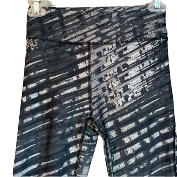 3 for $30! Under Armour compression capri pants - Picture 2 of 9